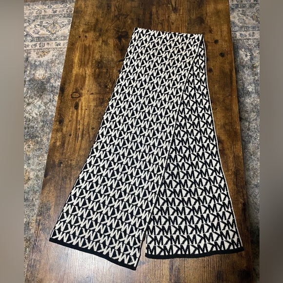 Michael Kors Black & White MK Logo Scarf - Picture 1 of 5